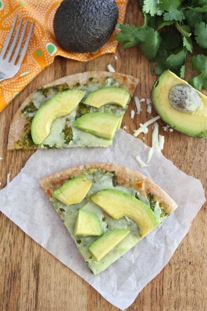 avocado-pizza-with-cilantro-sauce