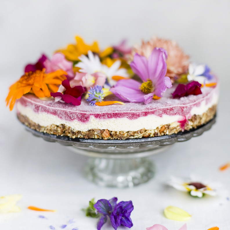 http://www.greenkitchenstories.com/flower-power-cake/