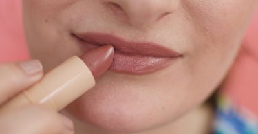 How to contour lips easily at home